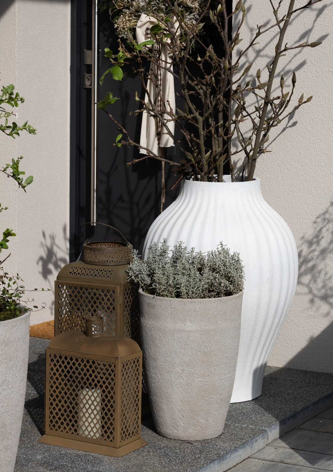 Wazon GRC Modern White Prążki wys. 72 cm – wysoka forma dekoracyjna