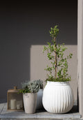 Wazon GRC Modern White Prążki wys. 53 cm – dekoracja do salonu