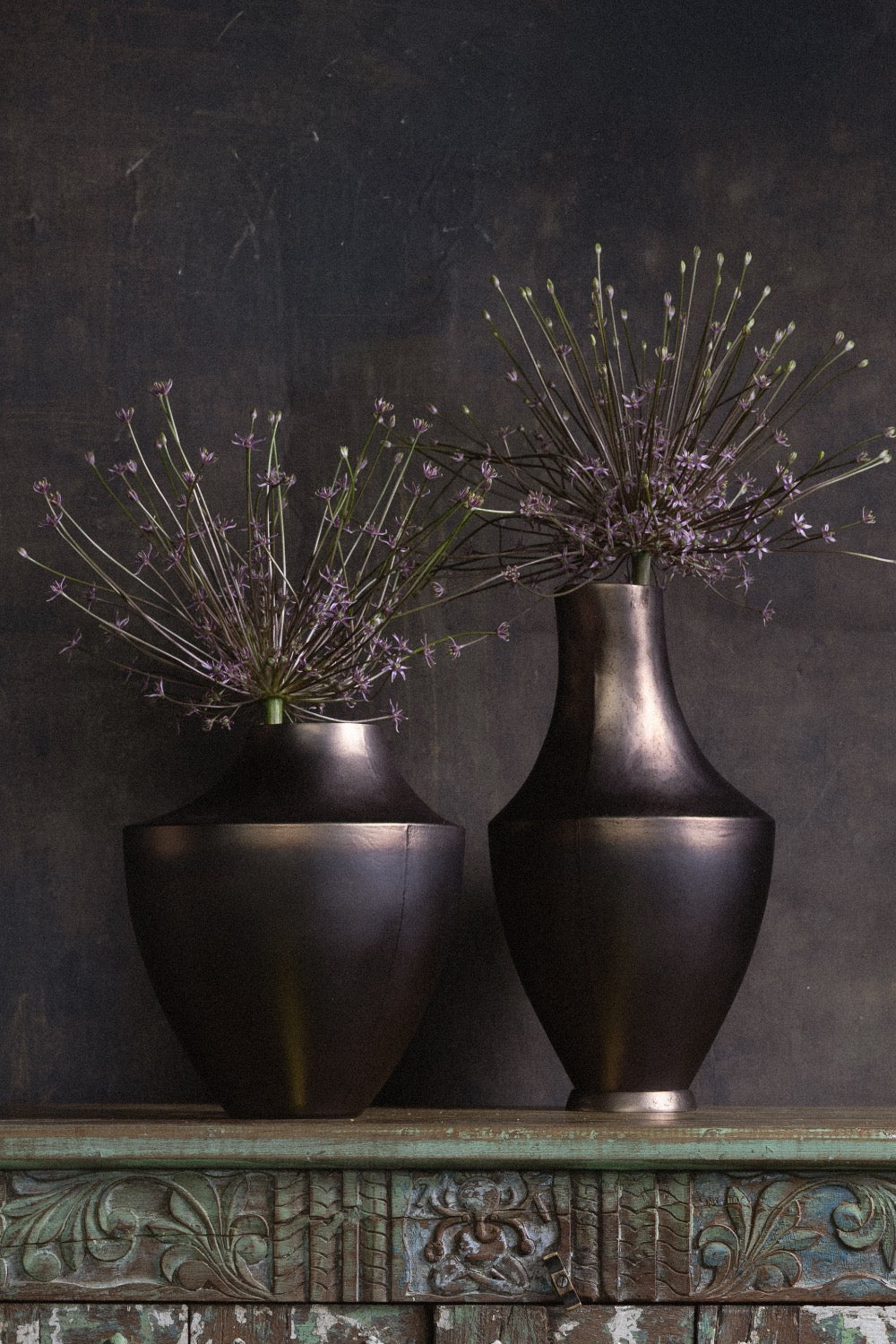 Wazon szklany Modern z aluminiową podstawą wys. 40 cm – asymetryczna forma