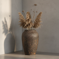 Wazon ceramiczny Garden Old Rust 60 cm w salonie loftowym z trawami pampasowymi