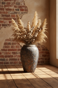 Wazon Garden Old Rust 40 cm – lifestyle z bukietem w salonie