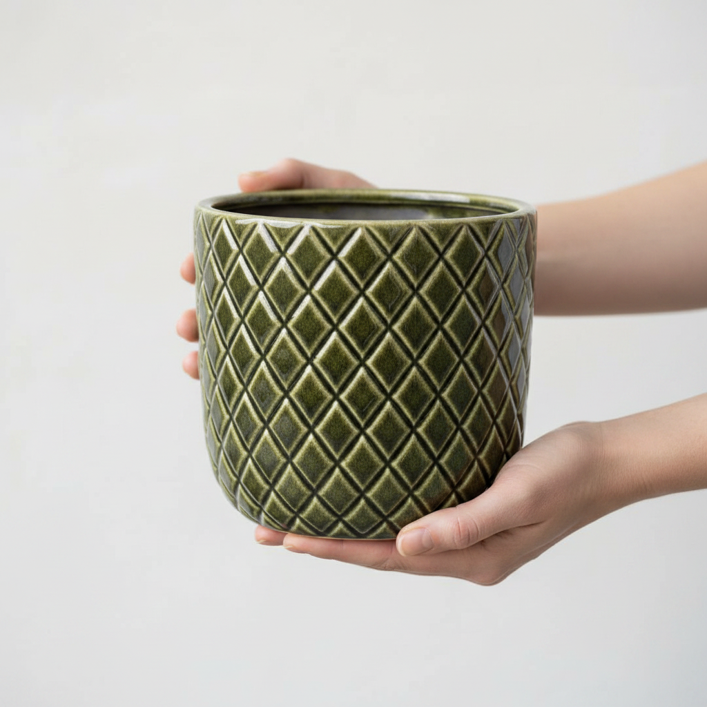 Osłonka ceramiczna Verona Romby 20 cm trzymana oburącz – scale shot