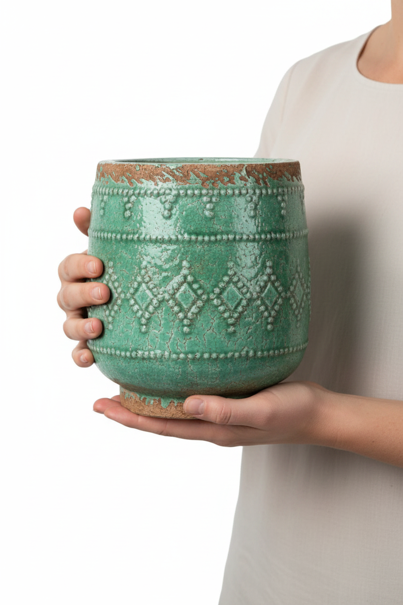 Osłonka Verona 21 cm – skala w obu dłoniach