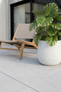 Donica Modern White – lifestyle loftowy taras z monstera