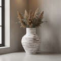 Wazon podłogowy Modern White 90 cm w salonie loftowym z trawami pampasowymi