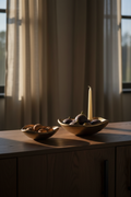 Misa dekoracyjna aluminiowa Modern 25 cm – lifestyle, komoda dębowa z misami