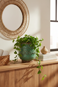 Osłonka Verona 21 cm – lifestyle boho na komodzie z rośliną
