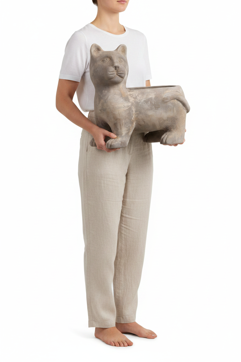 Donica terakotowa kot Antique Chocolate 38 cm – skala trzymana oburacz